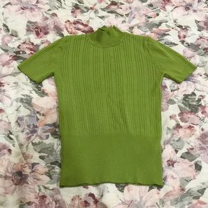 💡Green short sleeve sweater with turtleneck
